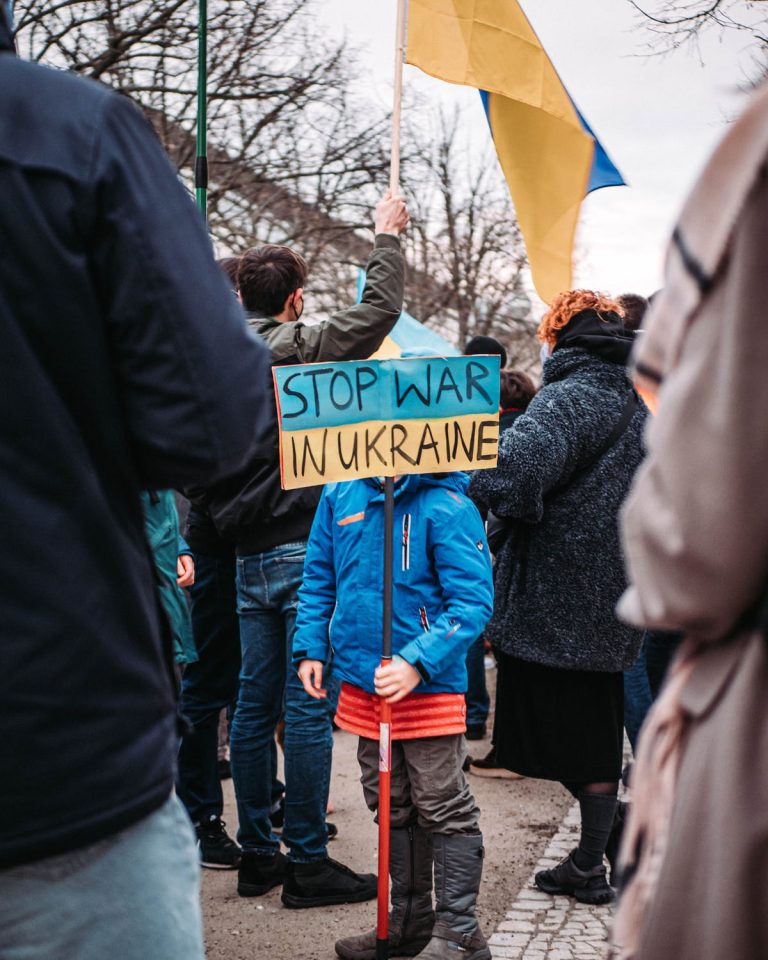 Bambino ucraino con cartello pacifista
